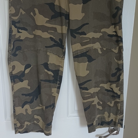 Kut from the Kloth Ashton Wide Leg Barrel Camo Pants, 14 - Picture 3 of 9